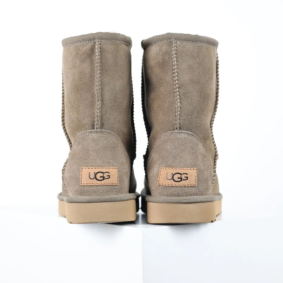 Pick up locally 💰600 Core recommended good price Cashmere insoles are a very suitable choice for keeping warm in winter and at home. In the new year, uug launched a series of styles, which are partially geared towards the preferences of young consumers and have also moved to the forefront of fashion trends. Shoe body material Water-repellent coated suede upper 17mm UGGPURE™ implanted wool insole Lightweight non-slip comfortable rubber outsole With brand LOGO Trademark Comes with a full set of packaging Size: 35 36 37 38 39 40
